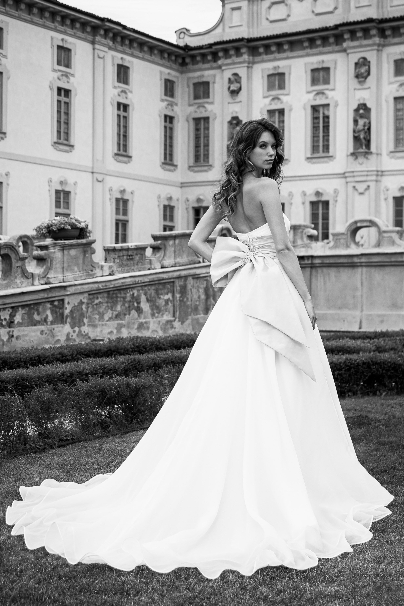 Come Brillare nel Tuo Giorno Speciale con Vestiti da Sposa Semplici: Scopri la Collezione Sposa dei Sogni di Stefano Blandaleone - Trasforma il Tuo Matrimonio in un'Opera d'Arte